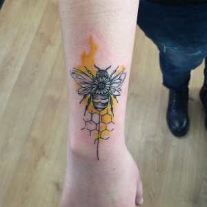 小臂彩色蜜蜂纹身图案